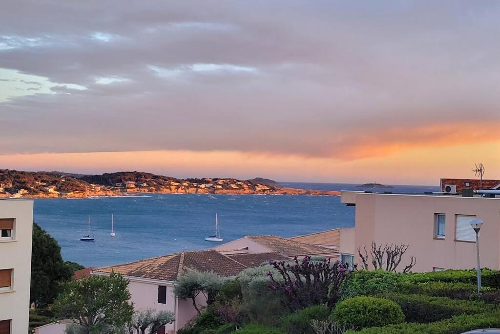 T2 Vue Mer Dans Residence Calme / T2 Sea View In A Quiet Residence Bandol Exterior photo